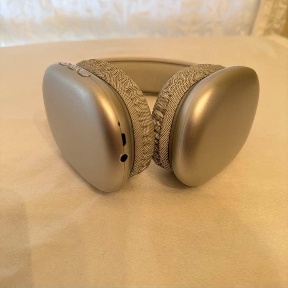 New without tags never used Sleek Over-Ear Headphones in Silver and White - Picture 8 of 9